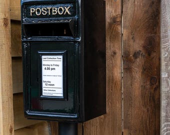 Cassetta postale in metallo nero con supporto da pavimento