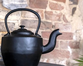 Hervidor grande de hierro fundido negro de 1,6 litros