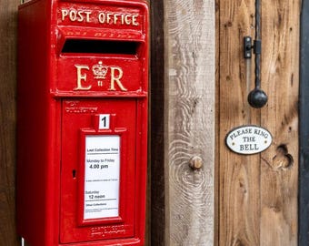 Väggmonterad röd ER Royal Mail gjutjärnsbrevlåda