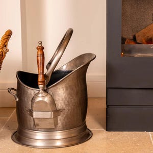 Conjunto clásico de chimenea de peltre: carbonera decorativa y pala a juego