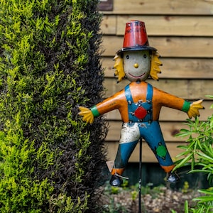 Statua decorativa da esterno in metallo riciclato a forma di spaventapasseri da giardino immagine 1