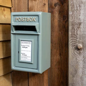 Fransk grå gjutjärns väggmonterad postlåda