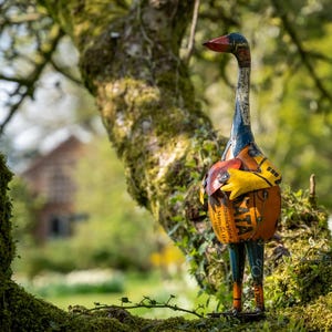 Statuetka kaczki z recyklingowanego metalu