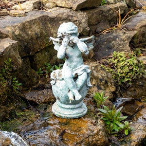 Gusseisen sitzender Cherub mit Grünspan-Finish