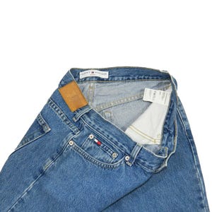 Women&#39;s Tommy Hilfiger Tommy Jeans Classic Straight Premium Denim Blue Jeans Tag 8 measured Size 28x28 Made in Mexico 2002