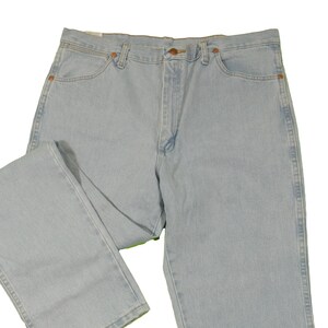 Op de afbeelding: Lichtblauwe spijkerbroek met een rechte pijp. De broek heeft een klassieke vijf-zak stijl en een knoopsluiting.