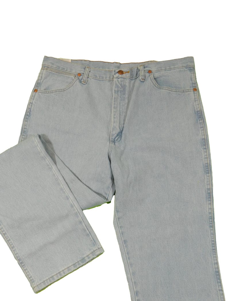 Op de afbeelding: Lichtblauwe spijkerbroek met een rechte pijp. De broek heeft een klassieke vijf-zak stijl en een knoopsluiting.