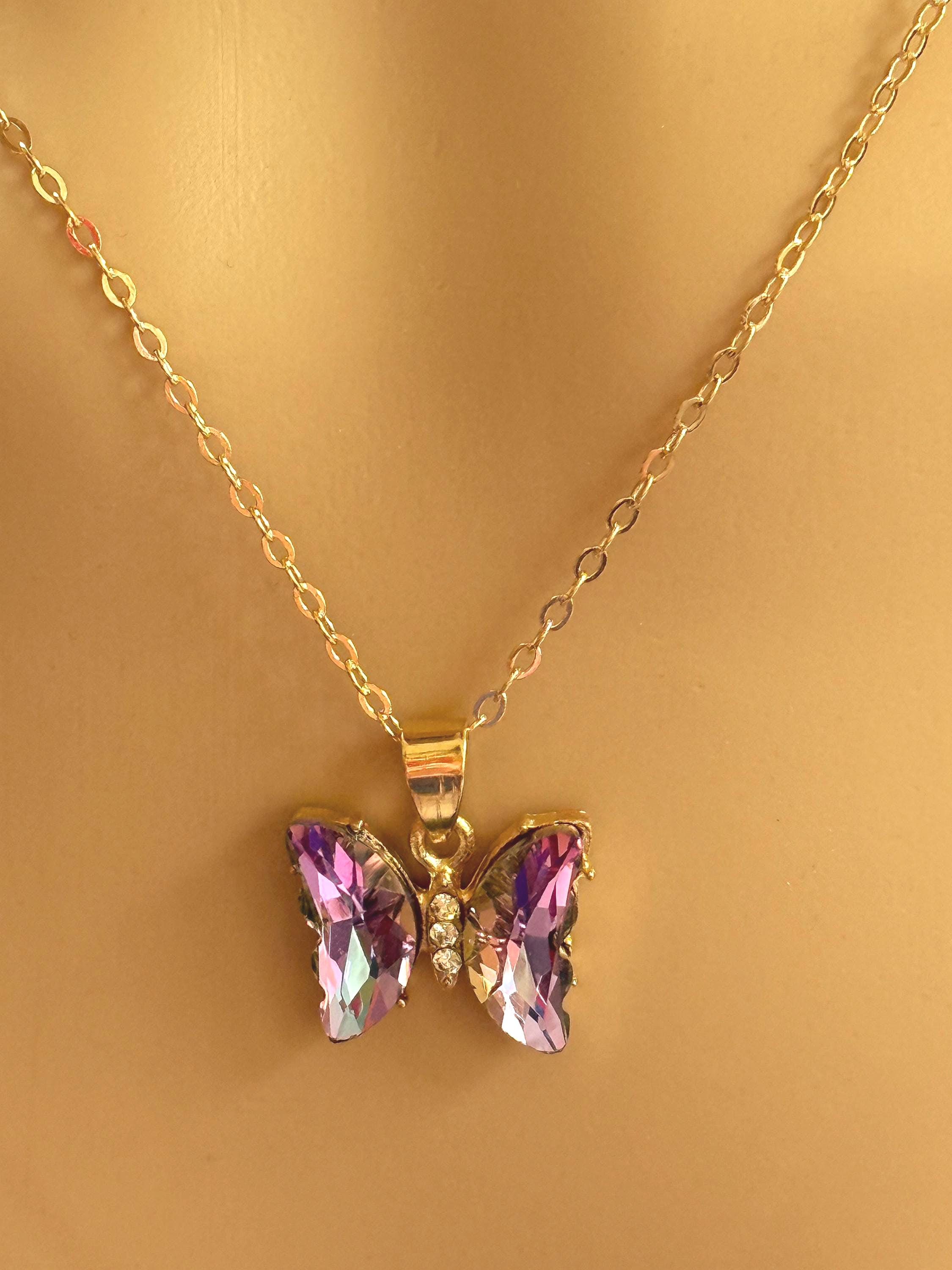 蝶のクリスタルペンダントと調節可能なゴールドチェーンネックレス