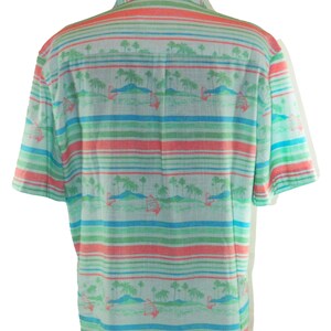 Pu&ograve; includere: Camicia a maniche corte con motivo tropicale. La camicia presenta strisce orizzontali nei toni dell'azzurro, corallo e verde. Il motivo include palme e barche a vela, creando un'atmosfera estiva. Realizzata in tessuto leggero.
