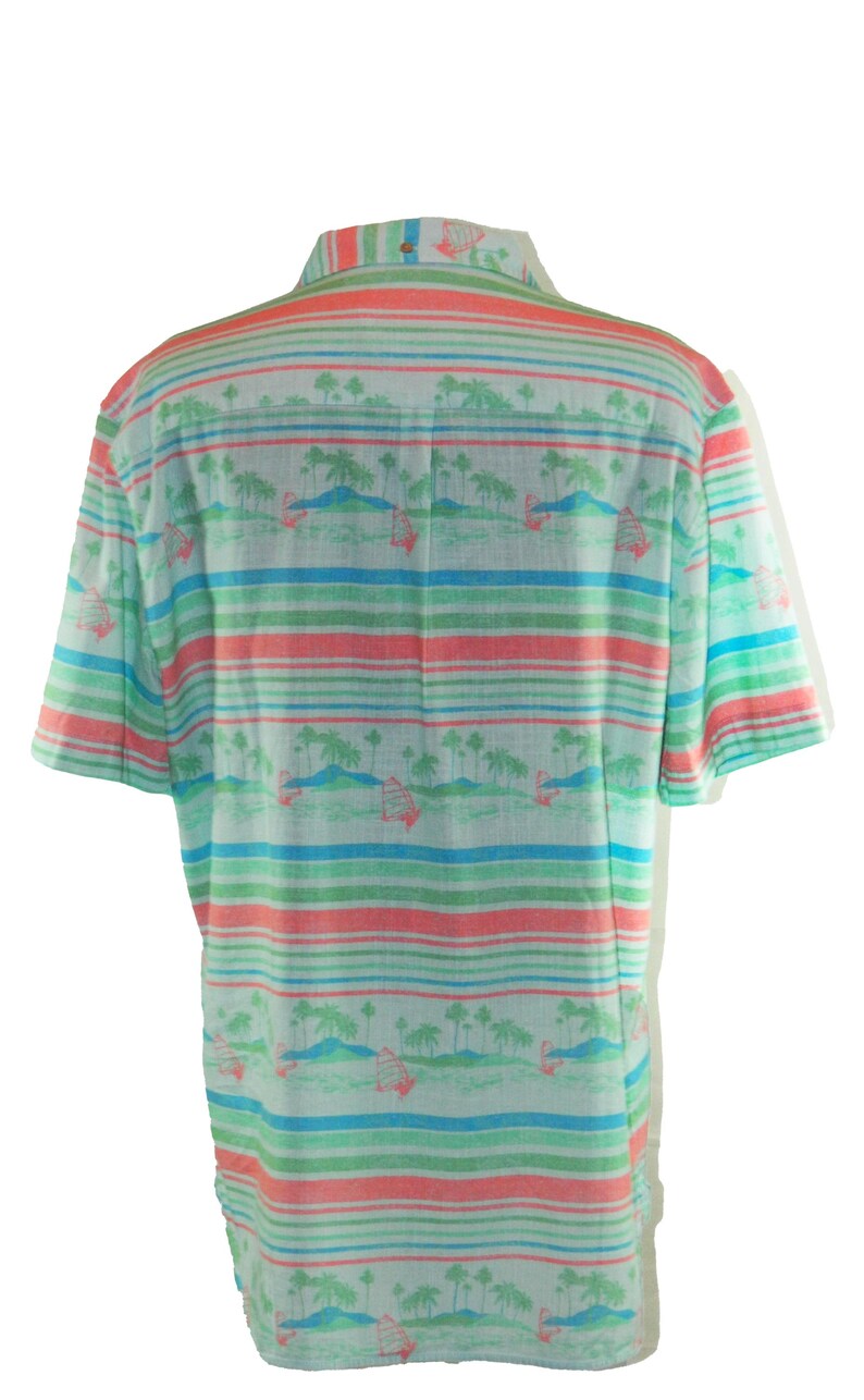 Pu&ograve; includere: Camicia a maniche corte con motivo tropicale. La camicia presenta strisce orizzontali nei toni dell'azzurro, corallo e verde. Il motivo include palme e barche a vela, creando un'atmosfera estiva. Realizzata in tessuto leggero.