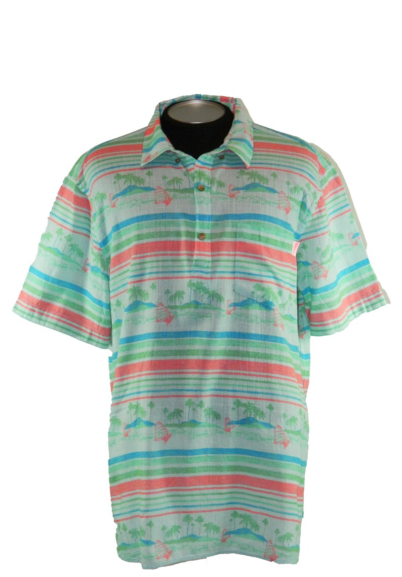 Pu&ograve; includere: Polo a maniche corte con un design tropicale. La camicia presenta strisce orizzontali nei toni dell'azzurro, del verde e del corallo. Il motivo include piccoli motivi di isole e palme. Ha un colletto abbottonato e una vestibilit&agrave; rilassata.