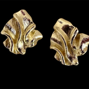 Made in USA Clip Norma Jean Designs Vintage große Gold Ripple Ohrringe. KT
