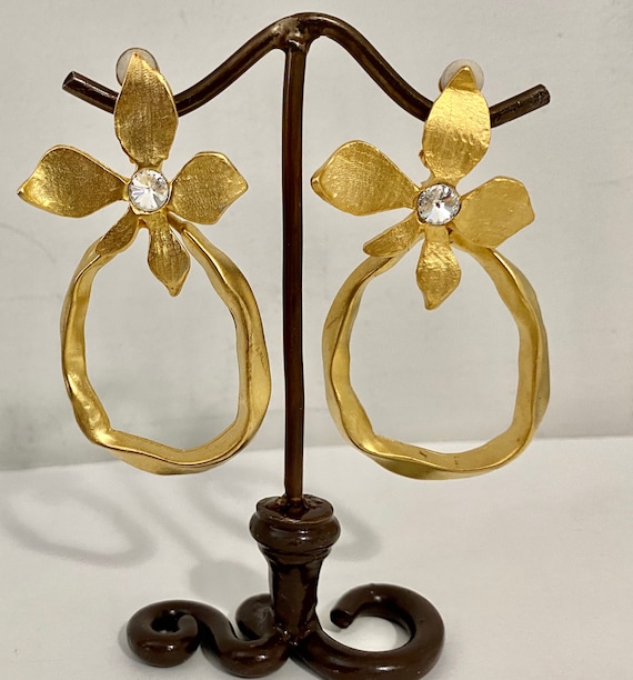 Vintage matte gold flower pierced dangle made in … - image 1