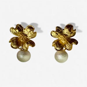 Pendientes de clip vintage Norma Jean Dogwood, oro mate, perla de algodón, hechos en EE. UU.