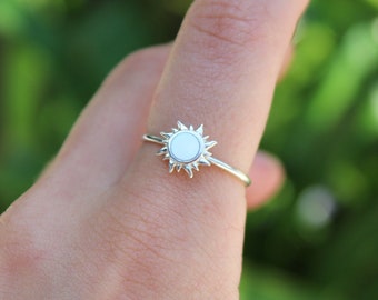 Ring aus Sterlingsilber mit Perlmutt zur Sonnenwende – Ringe aus 925er-Silber mit weißer Perlmuttschale für Frauen – zierliches Stapelgeschenk Stern Mond Sonnenstrahl