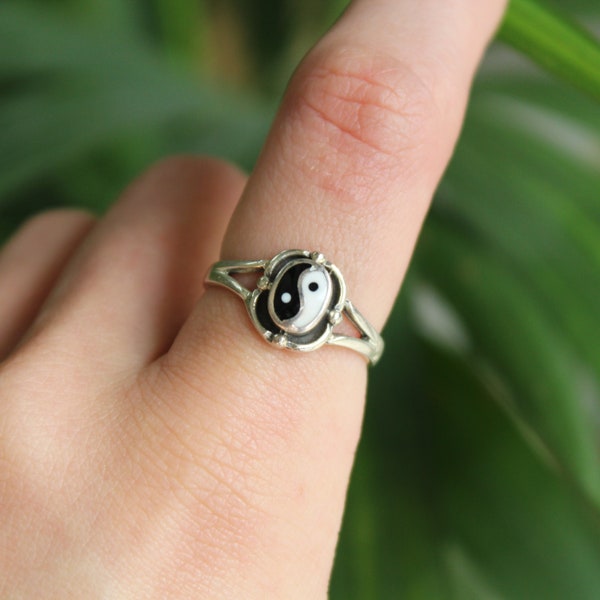 Sterling Silver Ying Yang - Black and White Gemstone Ring - Oval 925 Silver Rings for Women - Indie y2k Dainty Stacking - Peace Symbol
