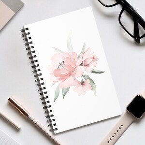 Encantador diario en blanco o rosa espiral. Cuaderno romántico. Cuaderno de flores de acuarela.