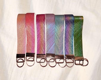 Llavero holográfico con correa para la muñeca / Llavero de tela iridiscente, llavero con correa de muñeca en tonos pastel (Reino Unido)