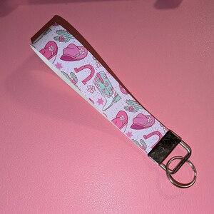 Llavero con cordón de muñeca de vaquera rosa