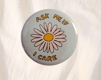 Pin "Pregúntame si me importa" con forma de margarita – Insignia retro con estilo (32 mm)
