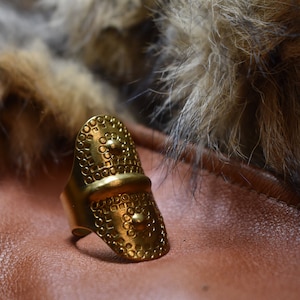 Schildring Brede Viking Verstelbare grote ring Handgesmeed van messing Noorse sieraden
