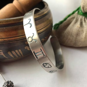 Bracelet manchette en titane avec signe du zodiaque