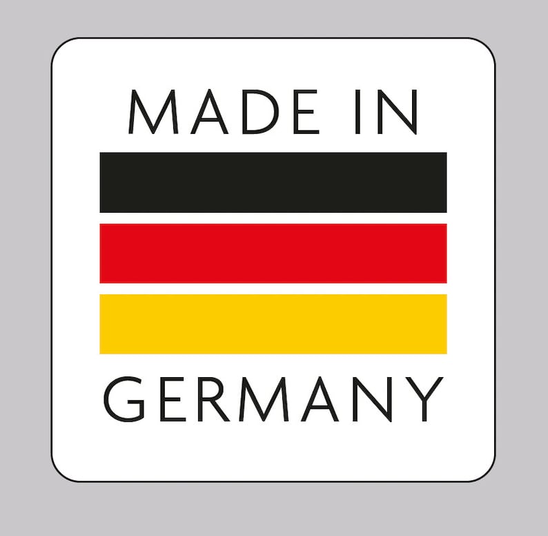 K&ouml;nnte beinhalten: Ein wei&szlig;es quadratisches Etikett mit schwarzem Text, der "MADE IN GERMANY" lautet. Das Etikett zeigt die deutsche Flagge mit schwarzen, roten und gelben horizontalen Streifen.