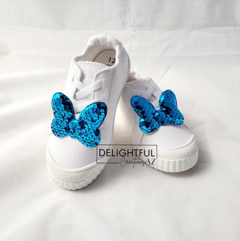 Clips para zapatos con lazo de Minnie Mouse y lentejuelas azules imagen 8