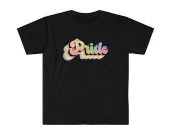 Op de afbeelding: Zwart T-shirt met een regenboogkleurige "Pride"-afbeelding in een retro-lettertype.