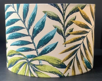 Pantalla de lámpara cilíndrica con diseño de hojas tropicales: Iluminación verde y azul para sala de estar.