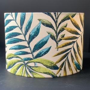 Abat-jour tambour à motif de feuilles tropicales : Éclairage vert et bleu pour le salon