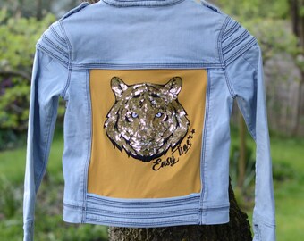 Talla 134-140 EUR, chaqueta vaquera para niños de color azul claro, reciclada, hecha a mano y de segunda mano, combinada con un diseño y parche de tigre con lentejuelas en oro amarillo.