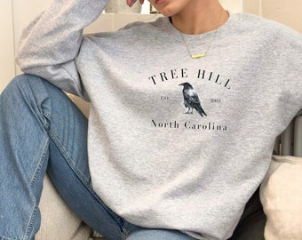 TREE HILL Ravens, Tree Hill North Carolina, felpa girocollo unisex Heavy Blend™, merchandising OTH, girocollo di Tree Hill, regali di Tree Hill