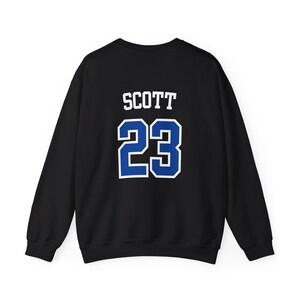 TREE HILL RAVENS、スコット 23 ジャージ、ユニセックス ヘビー ブレンド™ クルーネック スウェットシャツ、その他のギフト、Tree Hill マーチャンダイズ、ノースカロライナ、レイブンズ スウェットシャツ 画像 3