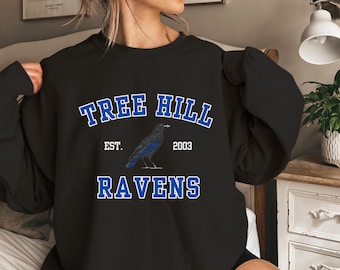 TREE HILL レイブンズ、OTH、Tree Hill Athletics、ユニセックス ヘビーブレンド™ クルーネック スウェットシャツ、グラフィック スウェットシャツ、Tree Hill スウェットシャツ、Oth ギフト