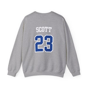 TREE HILL RAVENS、スコット 23 ジャージ、ユニセックス ヘビー ブレンド™ クルーネック スウェットシャツ、その他のギフト、Tree Hill マーチャンダイズ、ノースカロライナ、レイブンズ スウェットシャツ 画像 5