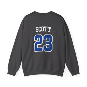 TREE HILL RAVENS、スコット 23 ジャージ、ユニセックス ヘビー ブレンド™ クルーネック スウェットシャツ、その他のギフト、Tree Hill マーチャンダイズ、ノースカロライナ、レイブンズ スウェットシャツ 画像 7