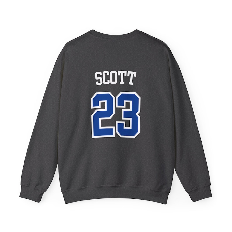 TREE HILL RAVENS、スコット 23 ジャージ、ユニセックス ヘビー ブレンド™ クルーネック スウェットシャツ、その他のギフト、Tree Hill マーチャンダイズ、ノースカロライナ、レイブンズ スウェットシャツ 画像 7