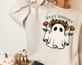 STAY SPOOKY ユニセックス ヘビーブレンド™ クルーネック スウェットシャツ、レディース クルーネック、秋用スウェットシャツ、グラフィック スウェットシャツ、女性へのギフト
