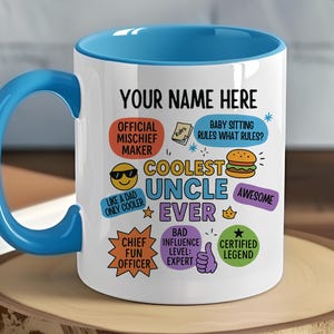 Pode incluir: Caneca de cerâmica branca com interior e alça azuis. A caneca apresenta o texto "YOUR NAME HERE" e vários gráficos coloridos, incluindo "COOLEST UNCLE EVER" e "OFFICIAL MISCHIEF MAKER".