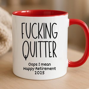 Puede incluir: Taza de cerámica blanca con interior y asa rojos. La taza presenta el texto "FUCKING QUITTER" en negro, con el texto "Oops I mean Happy Retirement 2025" debajo. Un regalo de jubilación humorístico.