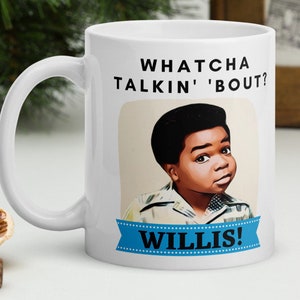 Peut inclure: Une tasse en céramique blanche avec une image en noir et blanc d'un jeune garçon avec le texte "Whatcha Talkin' 'Bout? Willis!" imprimé dessus.