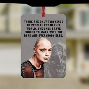 Peut inclure: Un diffuseur d'air pour voiture avec une image en noir et blanc d'une femme aux cheveux courts et une citation qui dit : "Il n'y a que deux sortes de personnes qui restent dans ce monde, celles qui sont assez courageuses pour marcher avec les morts et tout le monde d'autre."