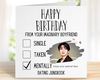 Op de afbeelding: Een witte kaart met zwarte tekst die "Happy Birthday from your imaginary boyfriend" luidt. Er zijn drie selectievakjes, één is aangevinkt en luidt "Mentally dating Jungkook". Een foto van een man bevindt zich in de hoek van de kaart.