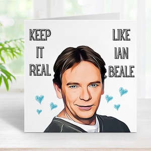 Pode incluir: Um cartão branco com uma ilustração de desenho animado de um homem com cabelo castanho e olhos azuis. O texto no cartão diz "Keep it real like Ian Beale".