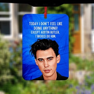 Puede incluir: Un ambientador de coche azul con una imagen de un hombre y el texto "TODAY I DON'T FEEL LIKE DOING ANYTHING! EXCEPT AUSTIN BUTLER, I WOULD DO HIM."