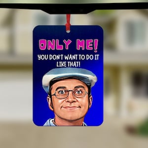Peut inclure: Un diffuseur d'air de voiture bleu avec une image de dessin animé d'un homme portant des lunettes et un chapeau. Le texte sur le diffuseur d'air est "ONLY ME! YOU DON'T WANT TO DO IT LIKE THAT!"