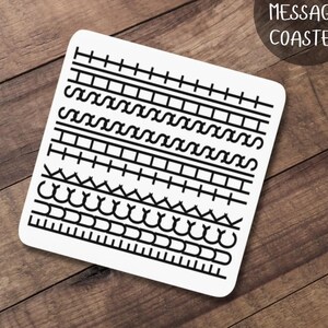 Könnte beinhalten: Ein quadratischer weißer Untersetzer mit einem schwarzen geometrischen Muster und dem Text "HIDDEN MESSAGE COASTER" in einem kreisförmigen Design. Der Untersetzer befindet sich auf einer Holzoberfläche.