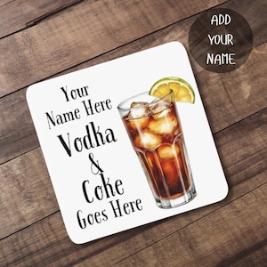 Pode incluir: Base para copos quadrada branca com uma ilustração em aquarela de um coquetel de vodca e coca-cola com gelo e uma fatia de limão. O texto na base diz "Your Name Here Vodka & Coke Goes Here" e "Add Your Name".