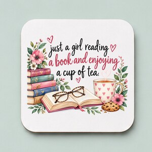 Peut inclure: Un dessous de verre carré illustré d'une pile de livres colorés, un livre ouvert avec des lunettes, une tasse à motifs de cœurs et un biscuit. Le texte indique : just a girl reading a book and enjoying a cup of tea, avec des fleurs roses.